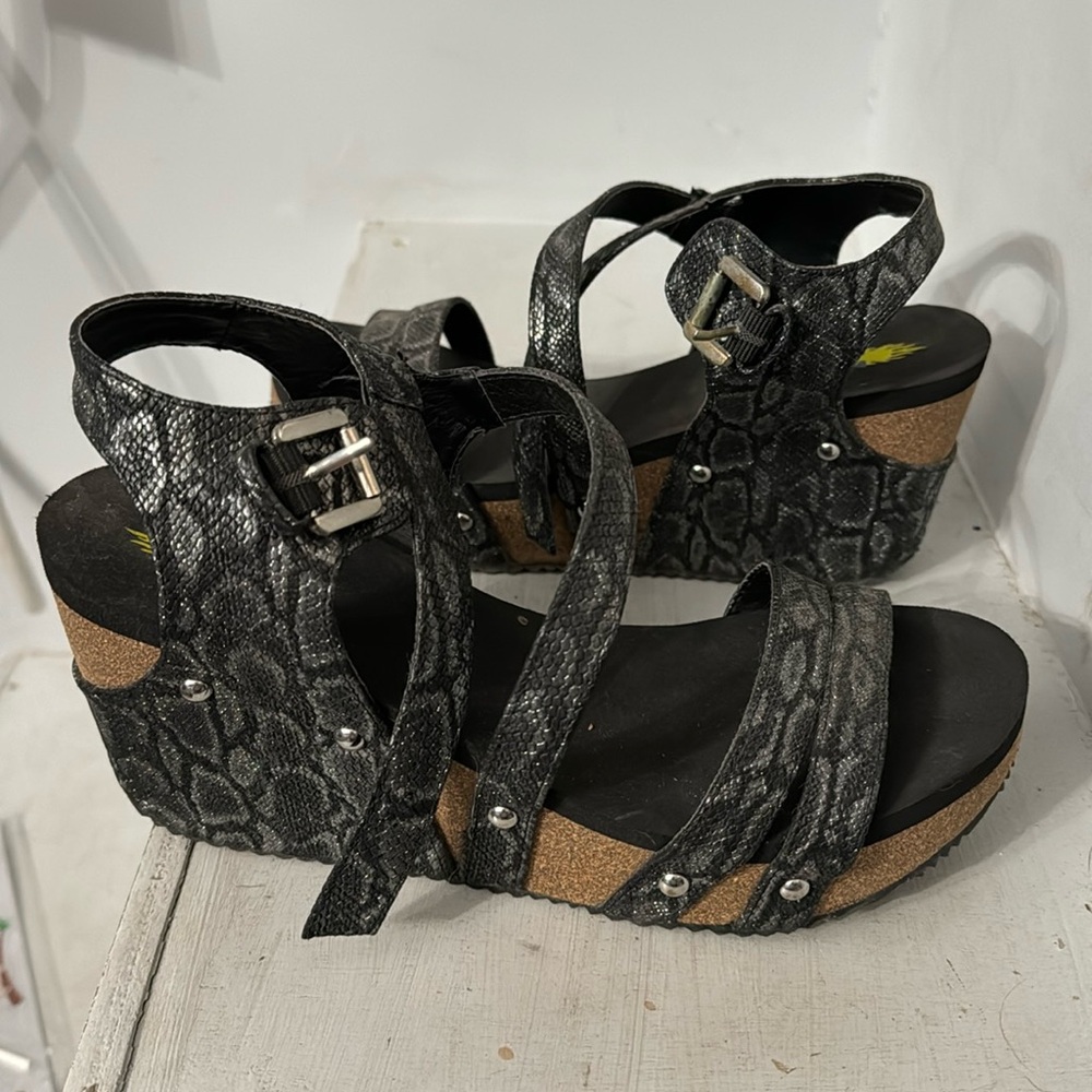 Women’s volatile wedge sandal size 8